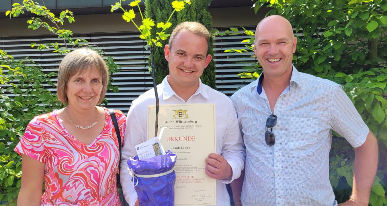 Familienbild Familienbild: Foto zeigt Anne, Johannes und Jakob mit seiner Abschlussurkunde