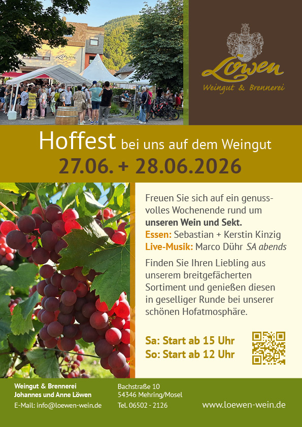 Plakat zum Hoffest vom Weingut & Brennerei Johannes und Anne Löwen mit Hinweisen zur Veranstaltung und ein Bild mit Blick auf dem Hof während Hoffest und einem Bild von Weinrebe mit roten Trauben  