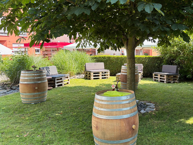 Hoffest Sitzgelegenheit  auf Wiese