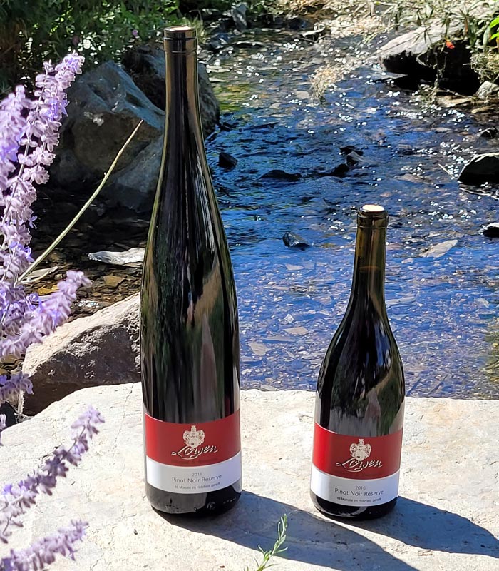 Bild zeigt Flaschen vom Pinot Noir Reserve am Bach